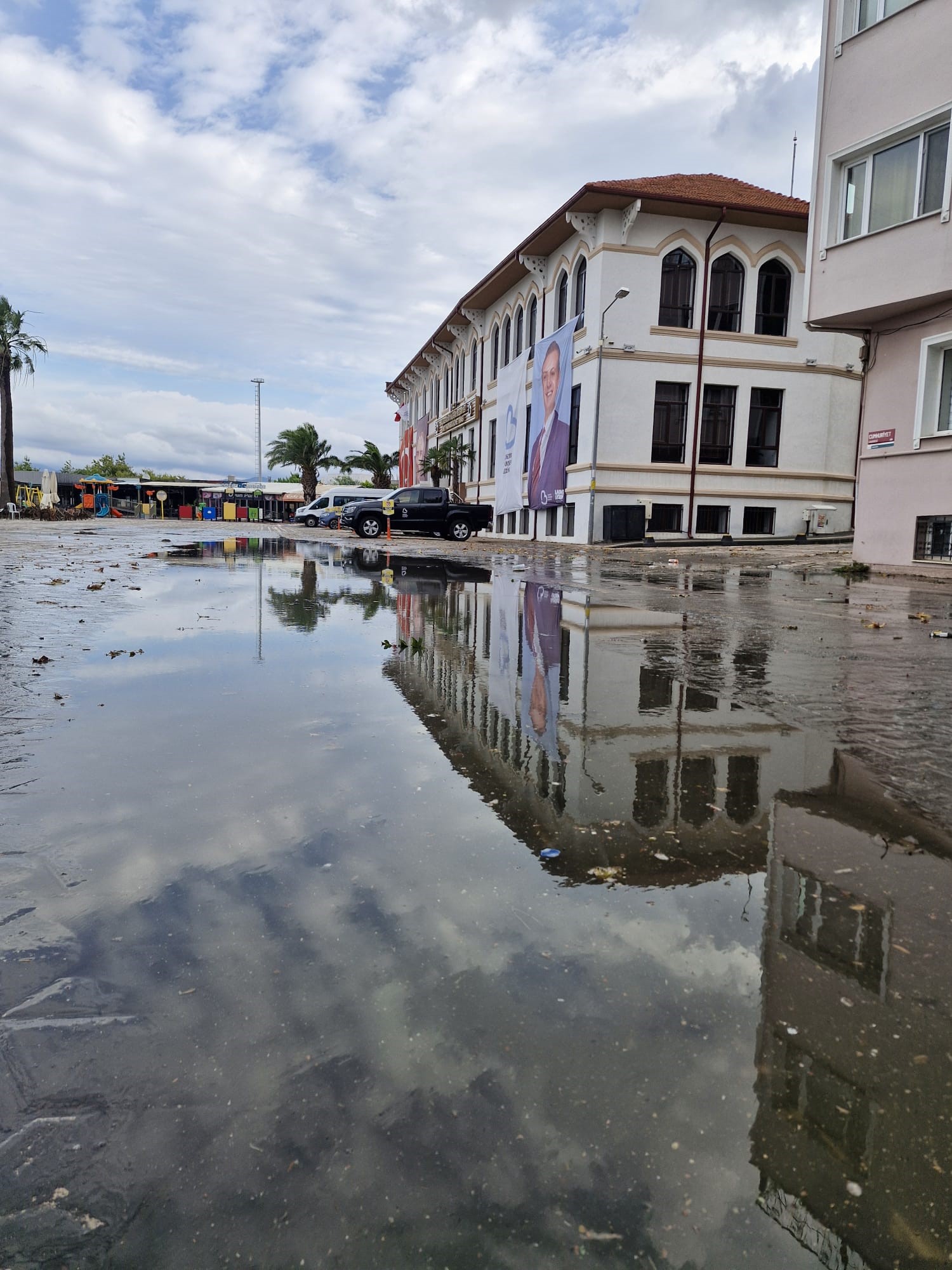 Balıkesir'in Bandırma ilçesinde etkili olan sağanak yağışın ardından bazı cadde