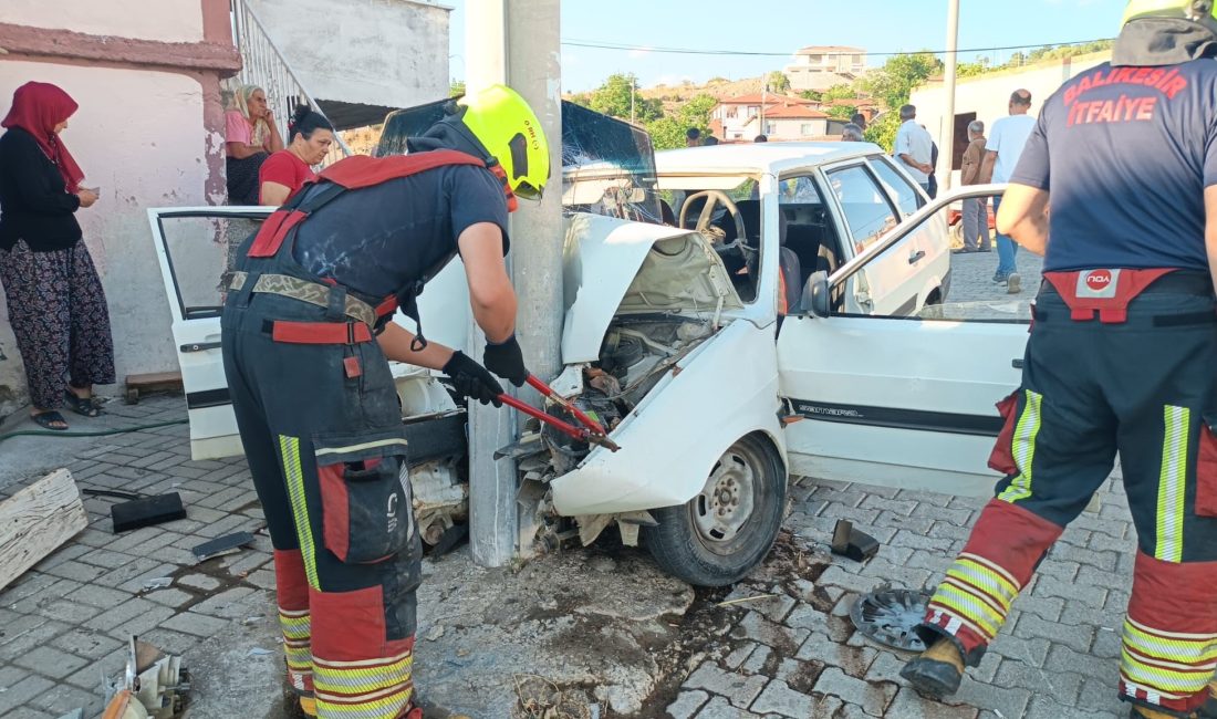 Balıkesir'in Burhaniye ilçesinde, Bahadınlı Mahallesinde elektrik direğini çarpan araçta iki