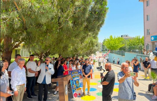 BANDIRMA’DA SOKAKLAR ÇOCUKLAR İÇİN DÖNÜŞÜYOR: İLK PİLOT UYGULAMA BAŞLADI! Bandırma Belediyesi, kent yaşamını daha güvenli, sürdürülebilir ve insan odaklı