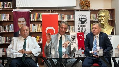 Atatürkçü Düşünce Derneği (ADD) Genel Başkanı Mustafa Hüsnü Bozkurt, Bandırma'da