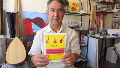 Burhaniye ilçesinde, Müzik Eğitmeni Hüseyin Arslan, enstrüman çalmada doğru bilinen