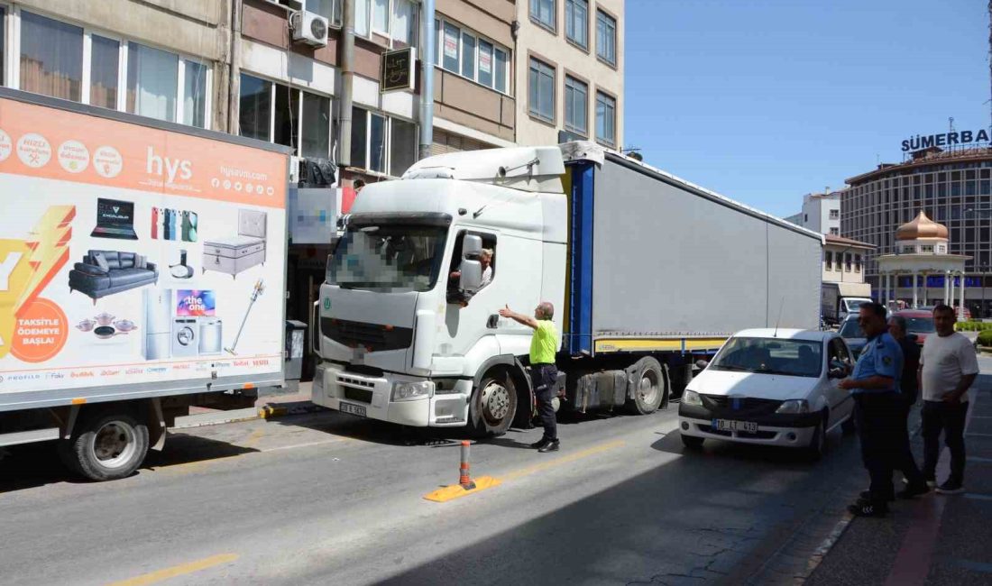 Balıkesir’de şehir merkezine giren tır trafiği felç etti Balıkesir’de şehir merkezine giren bir tır ilerlemekte zorluk yaşayınca trafikte