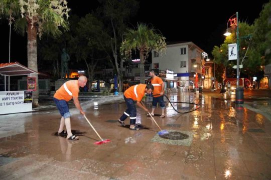 Balıkesir’in Ayvalık ilçesinde; Ayvalık Belediyesi Temizlik İşleri Müdürlüğü ekipleri, kent