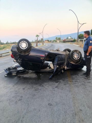 Edremit ilçesinde meydana gelen trafik kazasında kontrolden çıkan bir otomobil