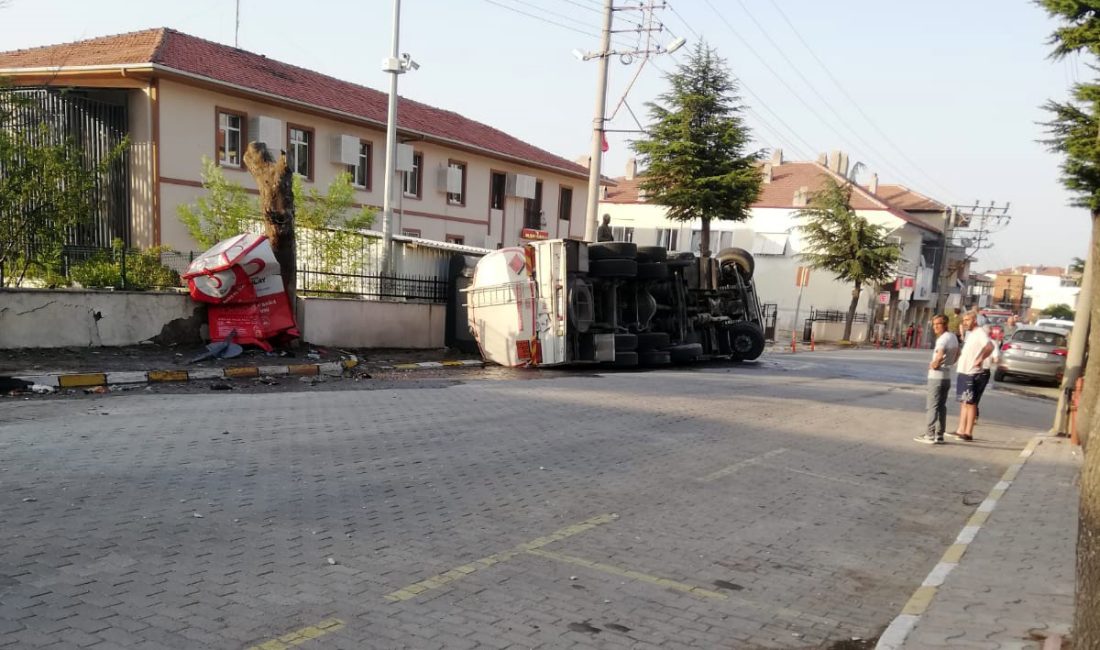 Balıkesir'in Balya ilçesinde akaryakıt dolu tanker devrilmesi ilçe merkezinde panik