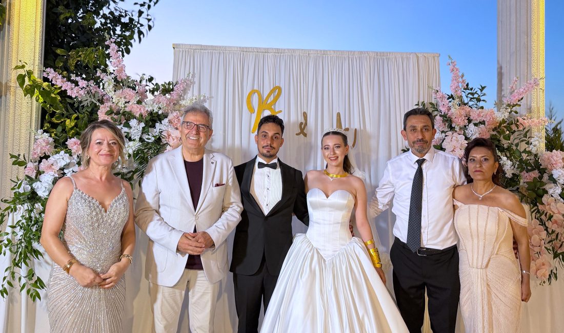 Yalgın ve Tuncer Ailelerinin Mutlu Günü Bandırma'nın tanınmış esnaflarından, Betty Kuaför'ün sahibi Bektaş Yalgın'ın oğlu Arif