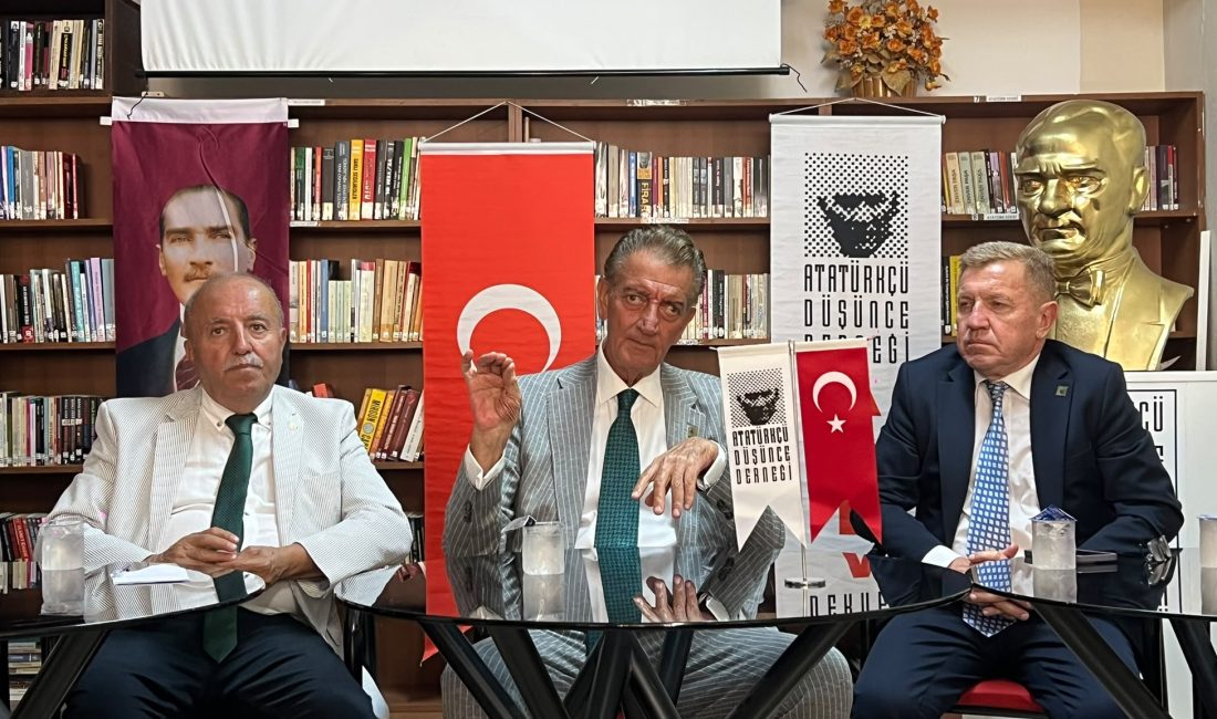 Atatürkçü Düşünce Derneği (ADD) Genel Başkanı Mustafa Hüsnü Bozkurt, Bandırma'da