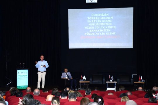 Büyükşehir kentsel dönüşüm sürecini uzmanlarla masaya yatırdı Balıkesir Büyükşehir Belediyesi tarafından gerçekleştirilen "Kentsel Dönüşüm Sorunları ve Çözüm