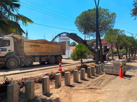 Edincik'te Altyapı ve Ulaşım YenileniyorEdincik Mahallesi'nde yürütülen yol yenileme çalışmaları