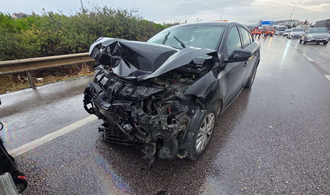Rüzgar gülü gövdesi taşıyan tıra otomobil arkadan çarptı 4 yaralı Bandırma’da Hava Üssü Kavşağı’nda rüzgar gülü gövdesi taşıyan ağır nakliyat