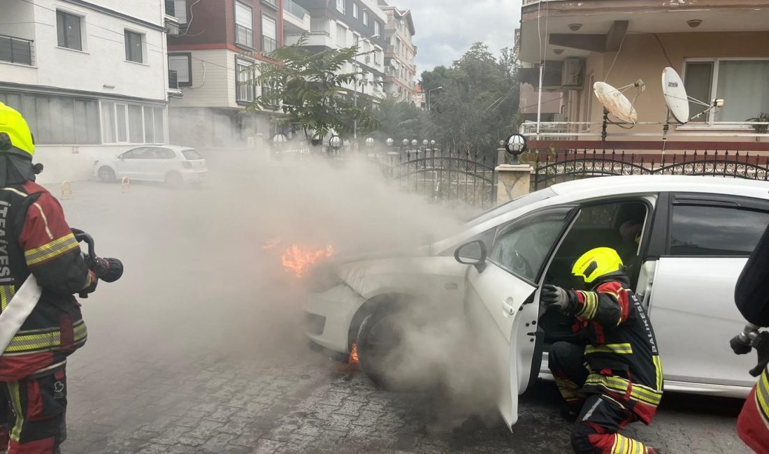 Burhaniye’de seyir halindeki araç alev alev yandı Balıkesir’in Burhaniye ilçesinde cadde üzerinde aniden alev alan otomobil, itfaiye