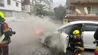 Balıkesir’in Burhaniye ilçesinde cadde üzerinde aniden alev alan otomobil, itfaiye