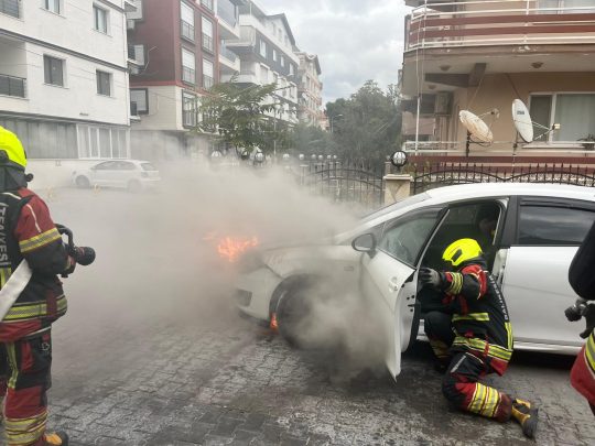 Burhaniye’de seyir halindeki araç alev alev yandı Balıkesir’in Burhaniye ilçesinde cadde üzerinde aniden alev alan otomobil, itfaiye