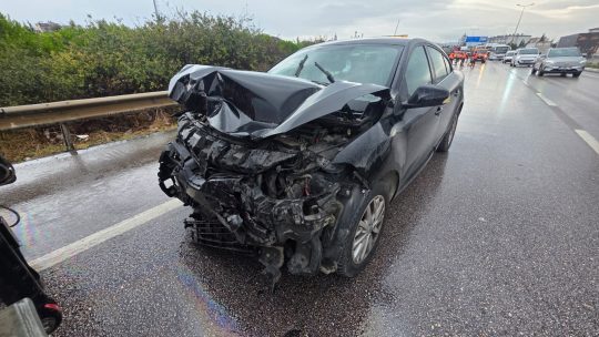 Rüzgar gülü gövdesi taşıyan tıra otomobil arkadan çarptı 4 yaralı Bandırma’da Hava Üssü Kavşağı’nda rüzgar gülü gövdesi taşıyan ağır nakliyat