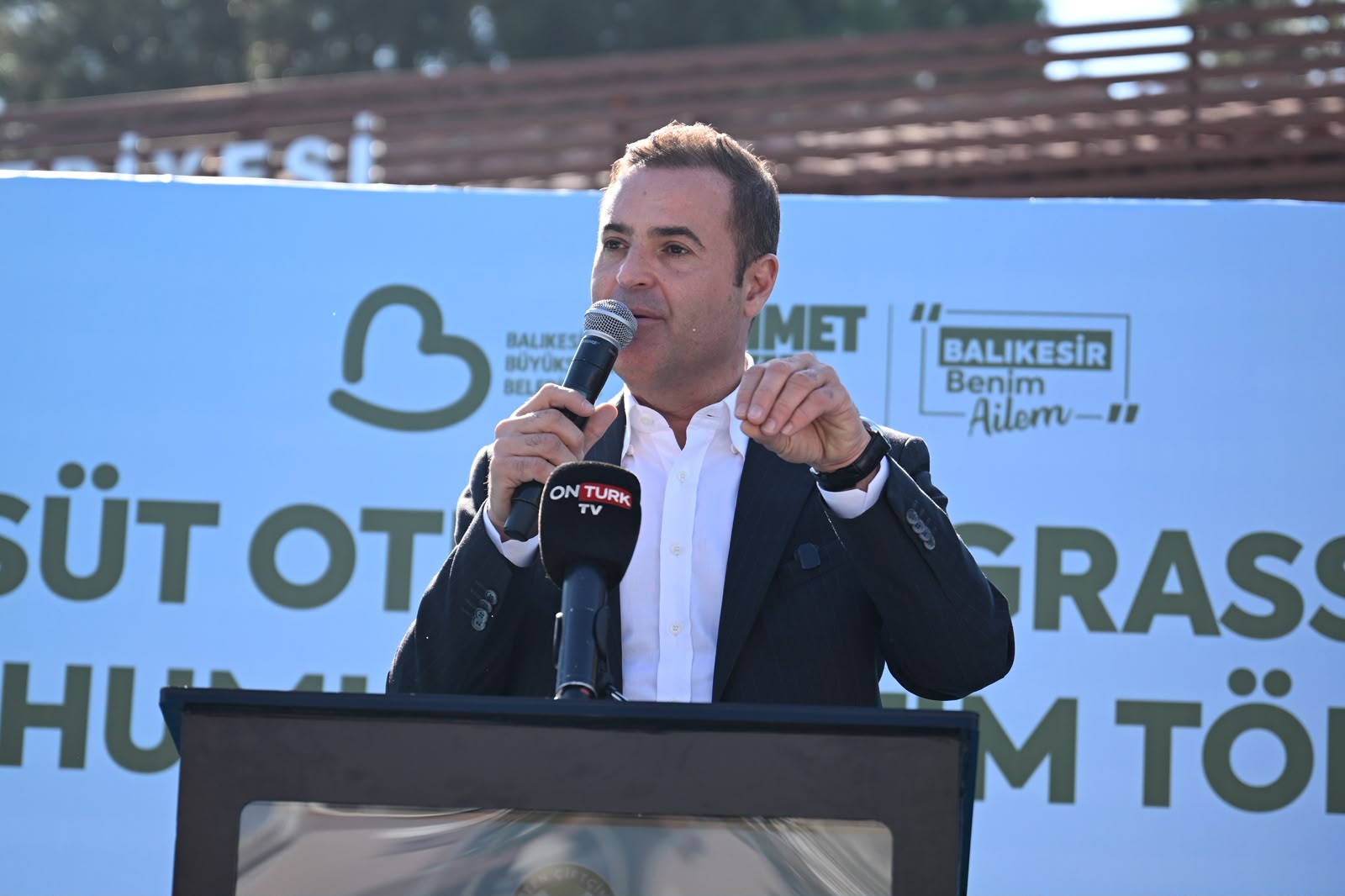 Balıkesir Büyükşehir Belediyesi, üreticilerin yükünü hafifletmeye, toprağın bereketini büyütmeye devam
