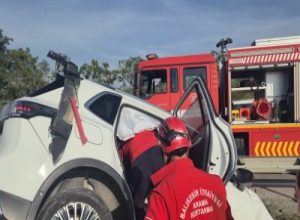 Balıkesir'in Susurluk ilçesinde meydana gelen trafik kazasında bariyerlere çarparak refüje