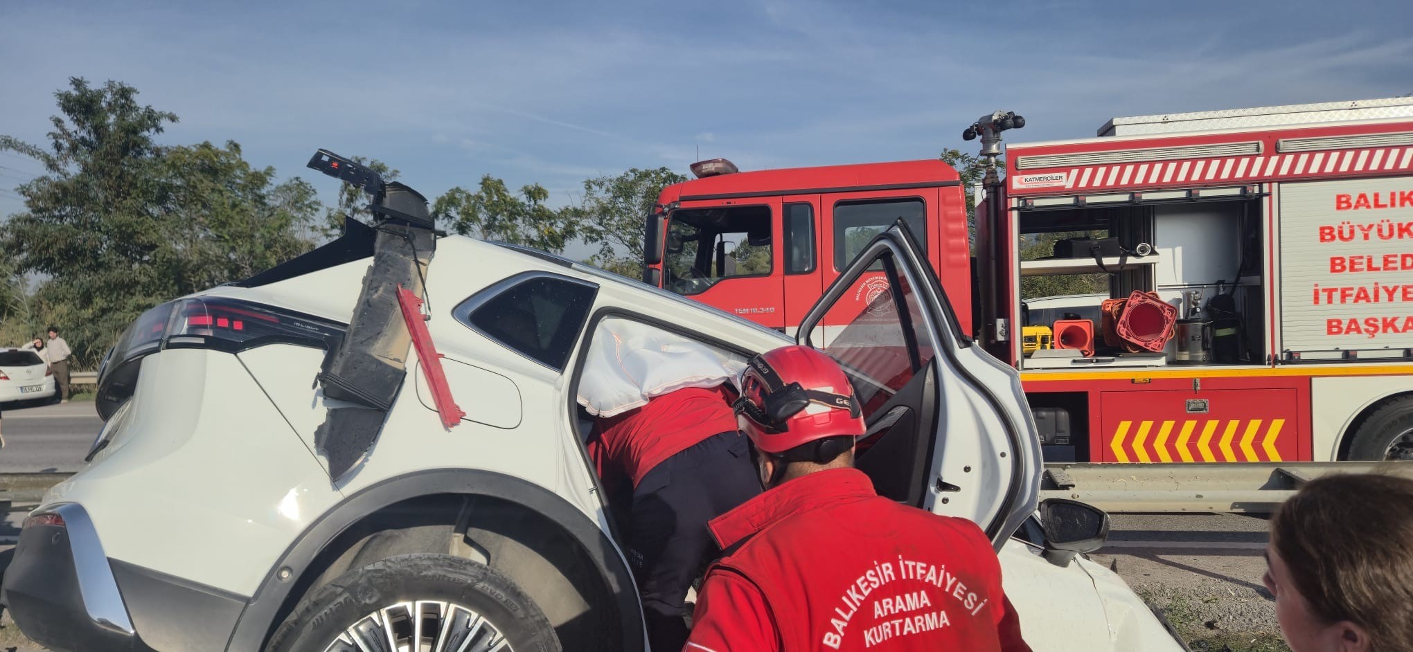 Balıkesir'in Susurluk ilçesinde meydana gelen trafik kazasında bariyerlere çarparak refüje