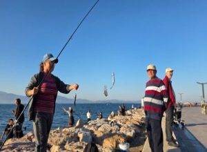 Balıkesir'in Bandırma ilçesinde hava sıcaklıklarının 25 dereceye kadar yükselmesiyle birlikte