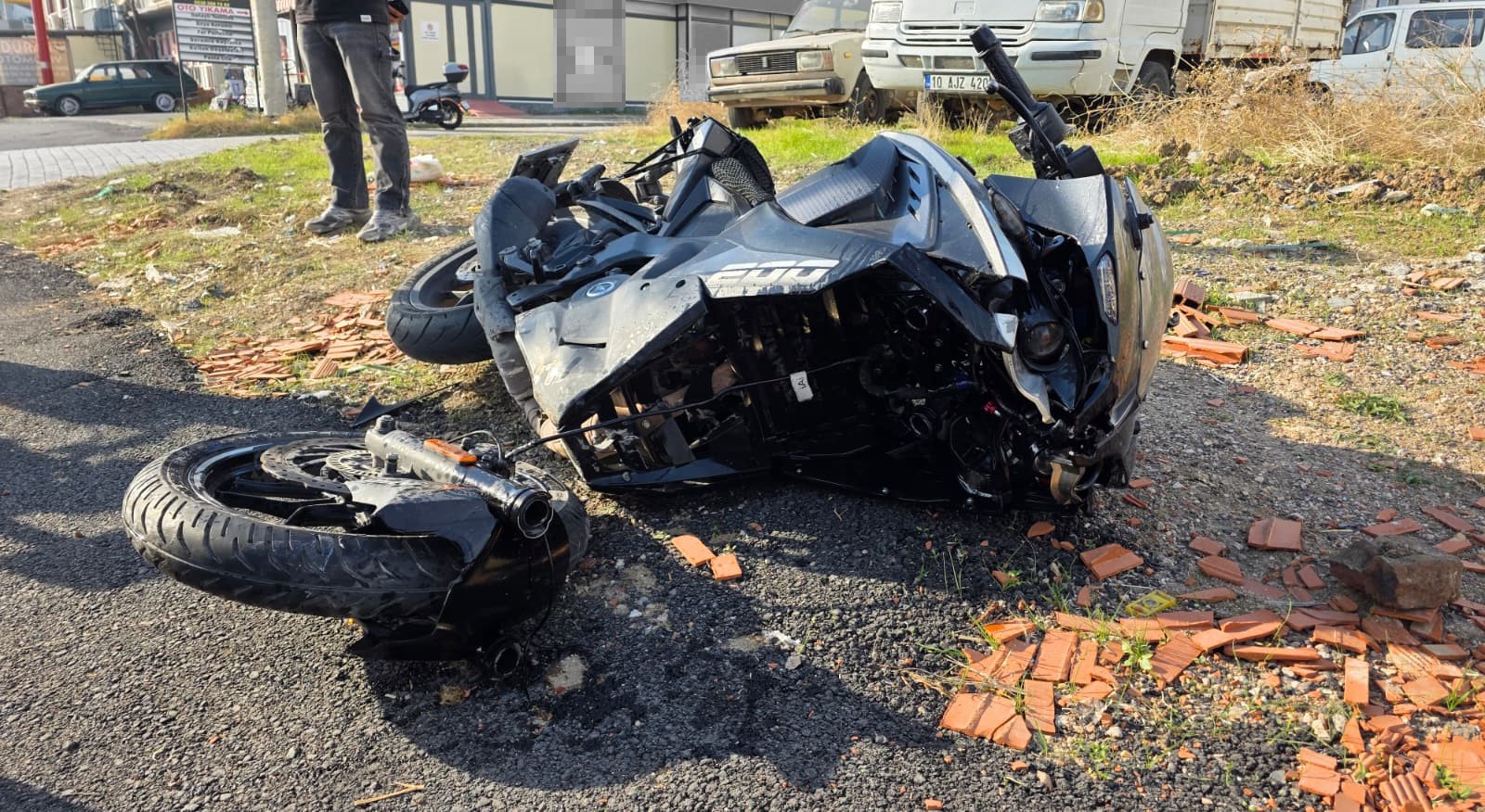 Balıkesir'in Bandırma ilçesinde otomobil ile motosikletin çarpıştığı trafik kazasında 2
