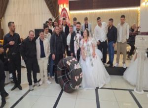 Balıkesir'in Bandırma ilçesinde düzenlenen düğünde, damadın tır şoförü olması nedeniyle