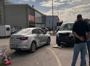 Balıkesir'in Gönen ilçesindeki sanayi sitesinde iki otomobilin karıştığı maddi hasarlı