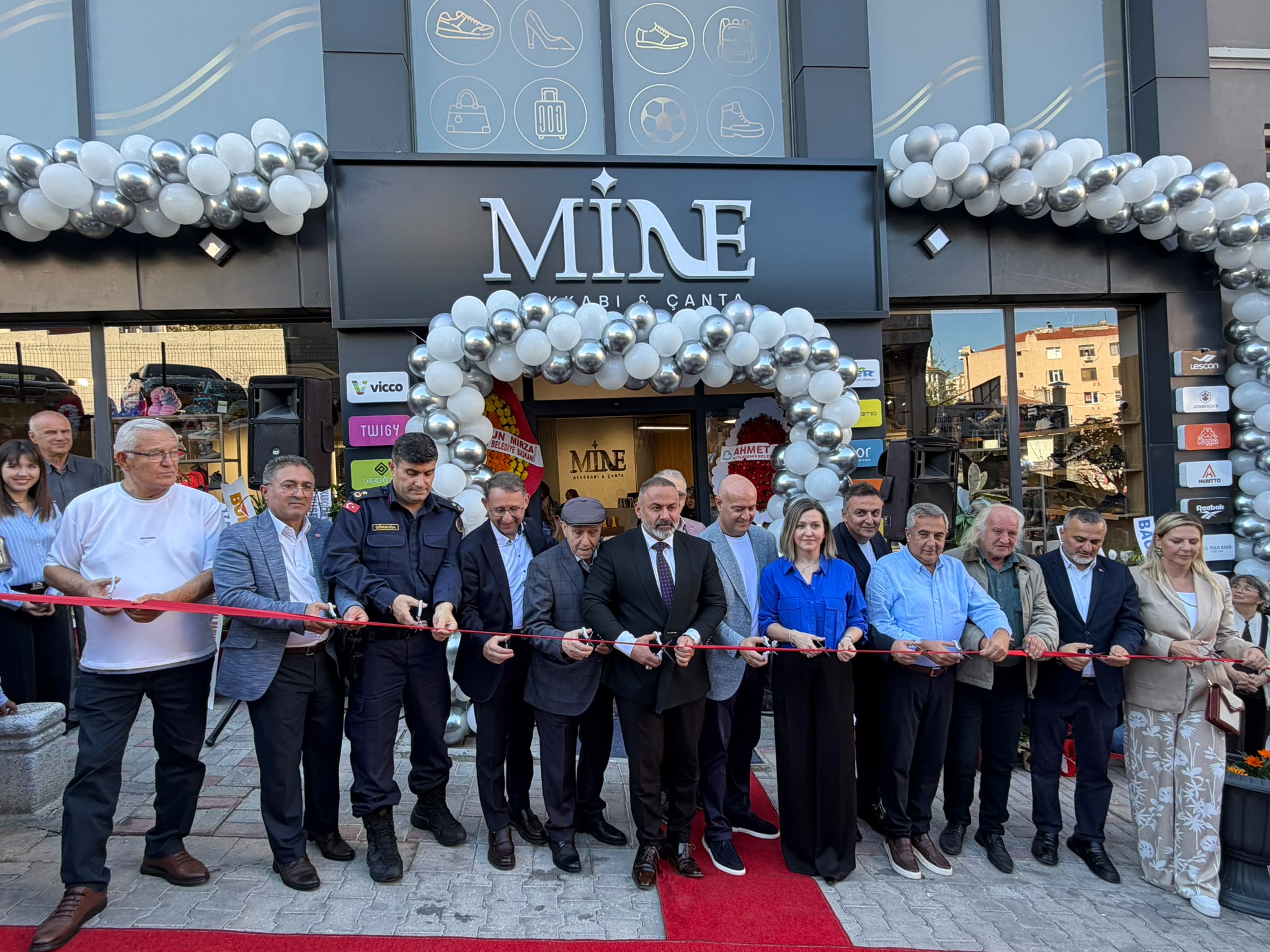 Bandırma’da 17 yıllık tecrübesiyle hizmet veren Mine Ayakkabı ve Çanta,