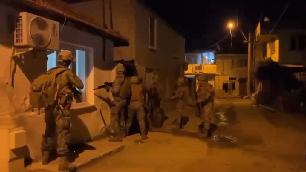 Edremit Körfezi’nde huzur operasyonu: 20 gözaltı Balıkesir İl Emniyet Müdürlüğü, Edremit Körfezi genelinde asayişi sağlamak, uyuşturucu