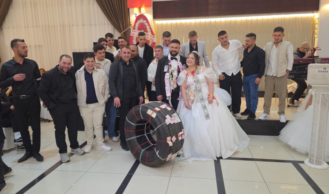 Damada altın yerine tır lastiği taktılar Balıkesir'in Bandırma ilçesinde düzenlenen düğünde, damadın tır şoförü olması nedeniyle