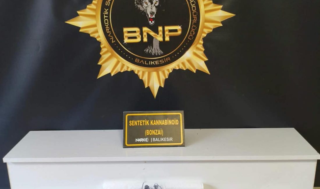 Balıkesir’de 1 kilo uyuşturucu ham maddesi ele geçirildi Balıkesir’de polis ekiplerinin düzenlediği operasyonda, yaklaşık 100 kilogram bonzai üretilebilecek
