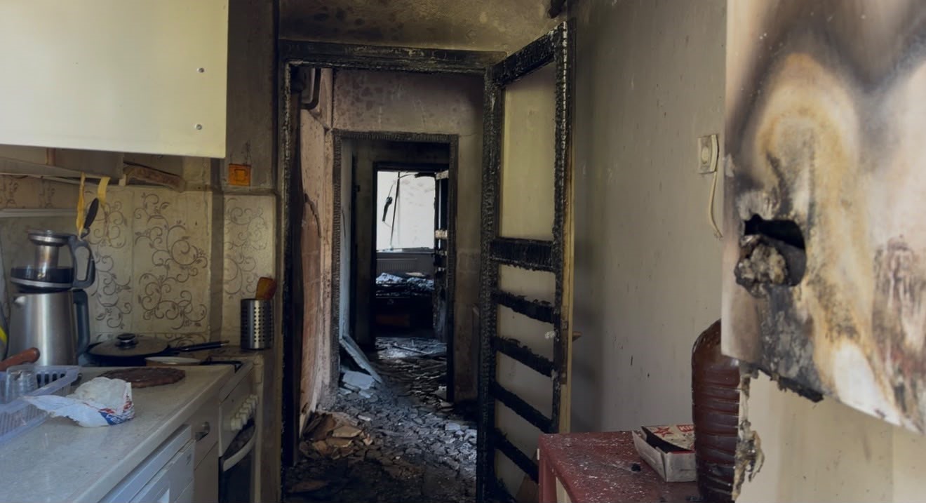 Balıkesir'in Bandırma ilçesinde bir apartman dairesinde meydana gelen patlamanın ardından