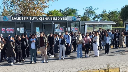 Onyedi Eylül Üniversitesi’nde plansızlık öğrencileri mağdur etti Balıkesir'in Bandırma ilçesinde bulunan Onyedi Eylül Üniversitesi yerleşkesinde eğitimin bazı