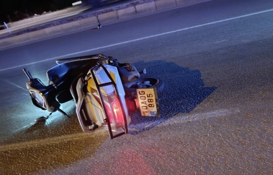 Balıkesir’de tırın altında kalan 16 yaşındaki motosikletli hayatını kaybetti Balıkesir’in Gömeç ilçesinde meydana gelen trafik kazasında, tır ile çarpışan