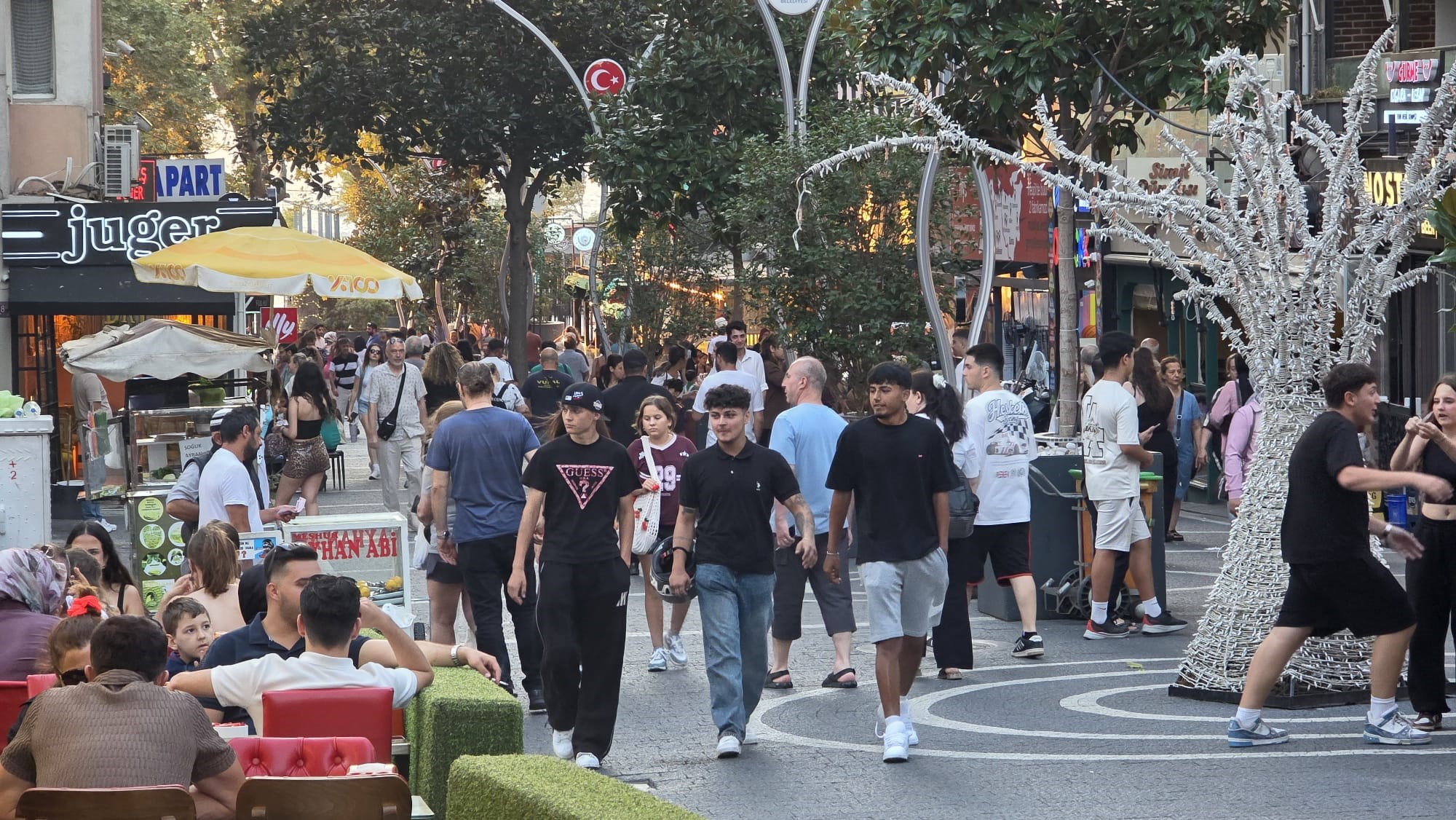 Balıkesir'in Bandırma ilçesinin 2025 yılı nüfusu 169 bin 476 olarak