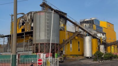 Balıkesir'in Bandırma ilçesinde bulunan Ayhan Sezer Yağ Fabrikası'nda gece saatlerinde