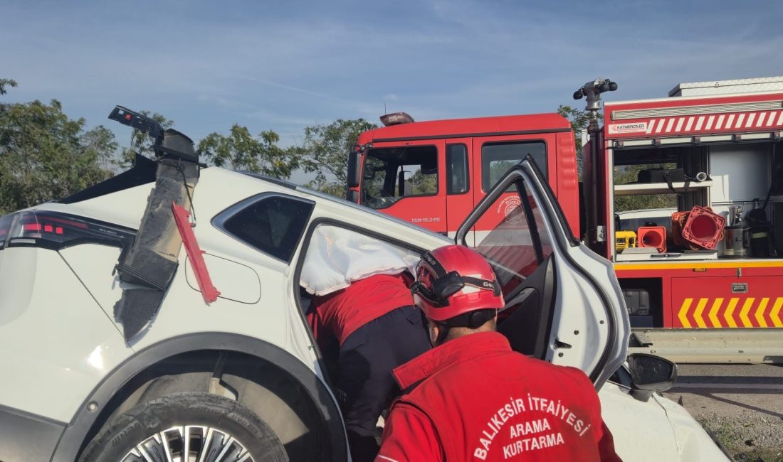 Balıkesir’de otomobil bariyerlere çarptı: 2 yaralı Balıkesir'in Susurluk ilçesinde meydana gelen trafik kazasında bariyerlere çarparak refüje