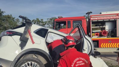 Balıkesir'in Susurluk ilçesinde meydana gelen trafik kazasında bariyerlere çarparak refüje