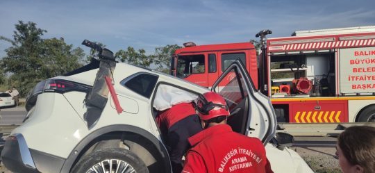 Balıkesir’de otomobil bariyerlere çarptı: 2 yaralı Balıkesir'in Susurluk ilçesinde meydana gelen trafik kazasında bariyerlere çarparak refüje