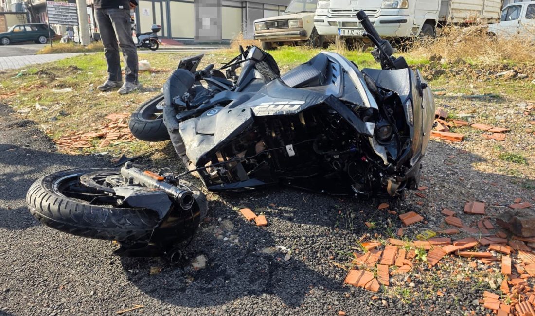 Otomobille çarpışan motosiklet sürücüsü havaya uçtu: Trafik kazası kamerada Balıkesir'in Bandırma ilçesinde otomobil ile motosikletin çarpıştığı trafik kazasında 2