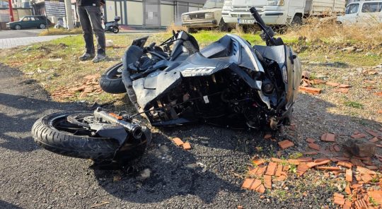 Otomobille çarpışan motosiklet sürücüsü havaya uçtu: Trafik kazası kamerada Balıkesir'in Bandırma ilçesinde otomobil ile motosikletin çarpıştığı trafik kazasında 2