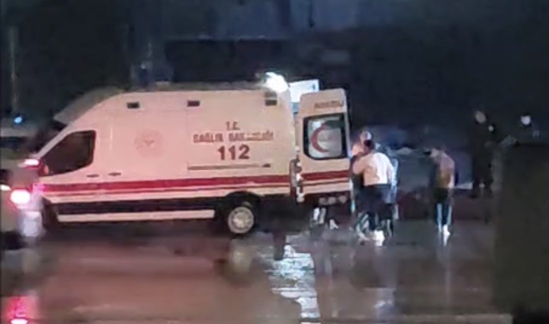 Balıkesir’in Bandırma ilçesinde sürücüsünün direksiyon hakimiyetini kaybettiği otomobil, orta refüje