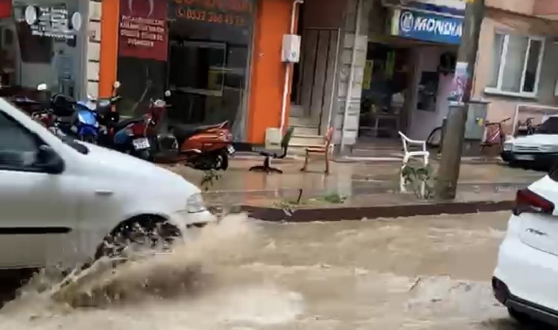Balıkesir’in Erdek ilçesinde etkili olan sağanak yağışın ardından Hükümet Caddesi’nde