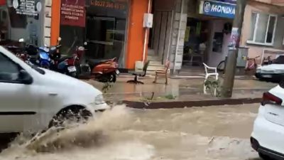 Balıkesir’in Erdek ilçesinde etkili olan sağanak yağışın ardından Hükümet Caddesi’nde