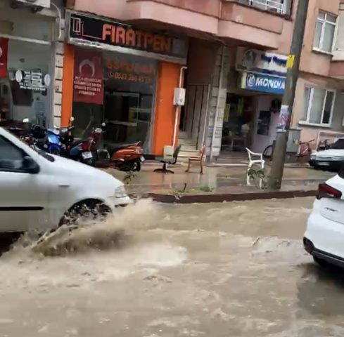 Erdek’te sağanak yağış sonrası Hükümet Caddesi göle döndü Balıkesir’in Erdek ilçesinde etkili olan sağanak yağışın ardından Hükümet Caddesi’nde