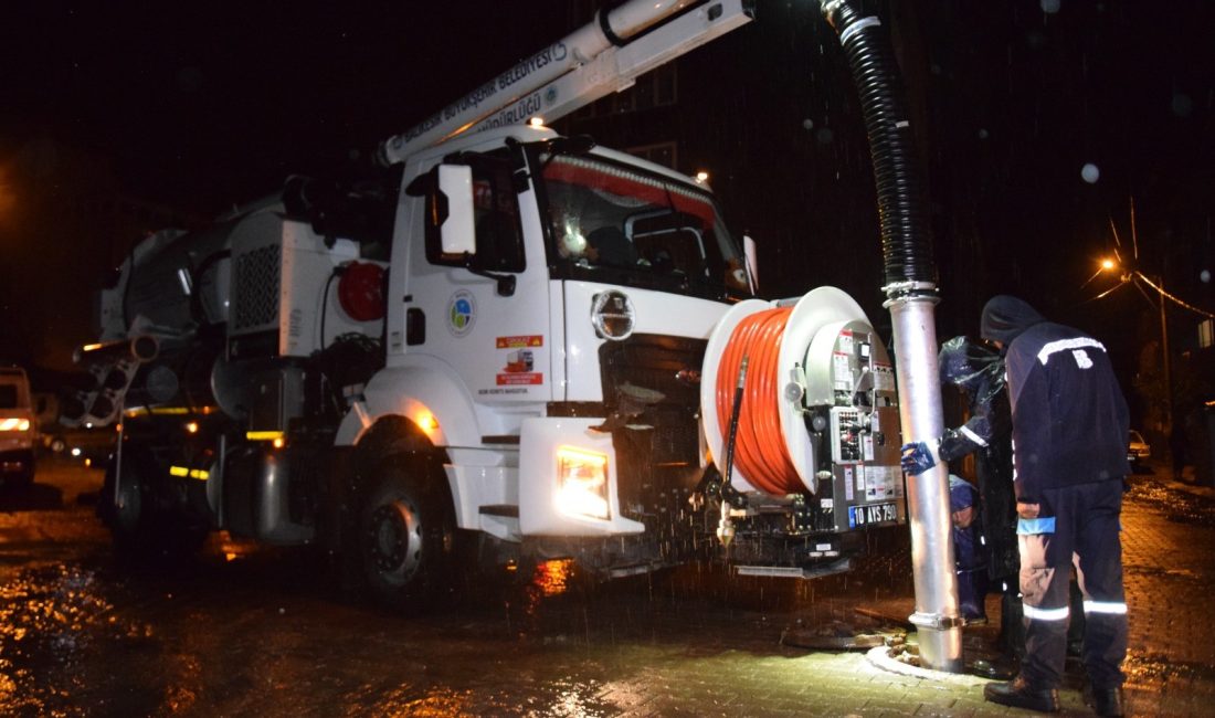 Balıkesir’de sağanak nedeniyle Büyükşehir Belediyesi ve BASKİ ekipleri 20 ilçede teyakkuzda Balıkesir genelinde etkili olan sağanak yağışlar nedeniyle Balıkesir Su ve