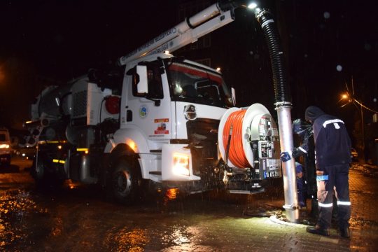 Balıkesir’de sağanak nedeniyle Büyükşehir Belediyesi ve BASKİ ekipleri 20 ilçede teyakkuzda Balıkesir genelinde etkili olan sağanak yağışlar nedeniyle Balıkesir Su ve