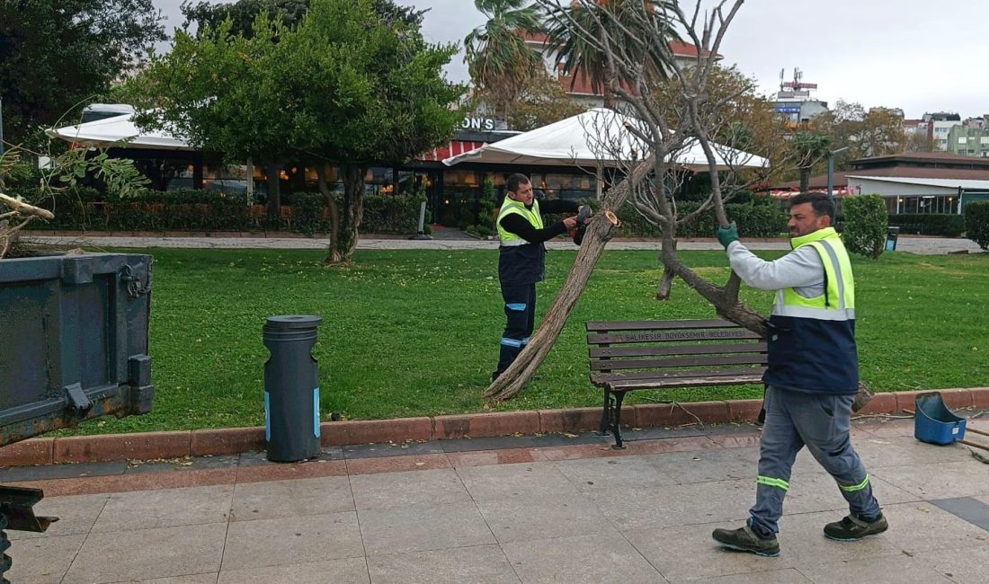 Bandırma’da fırtınanın izleri temizlendi Bandırma etkili olan şiddetli rüzgâr ve fırtınanın ardından, Cumhuriyet Meydanı