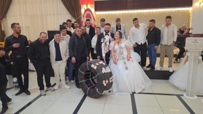 Damada altın yerine tır lastiği taktılar Balıkesir'in Bandırma ilçesinde düzenlenen düğünde, damadın tır şoförü olması nedeniyle
