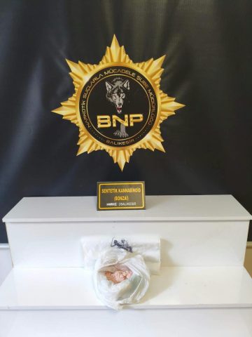 Balıkesir’de 1 kilo uyuşturucu ham maddesi ele geçirildi Balıkesir’de polis ekiplerinin düzenlediği operasyonda, yaklaşık 100 kilogram bonzai üretilebilecek