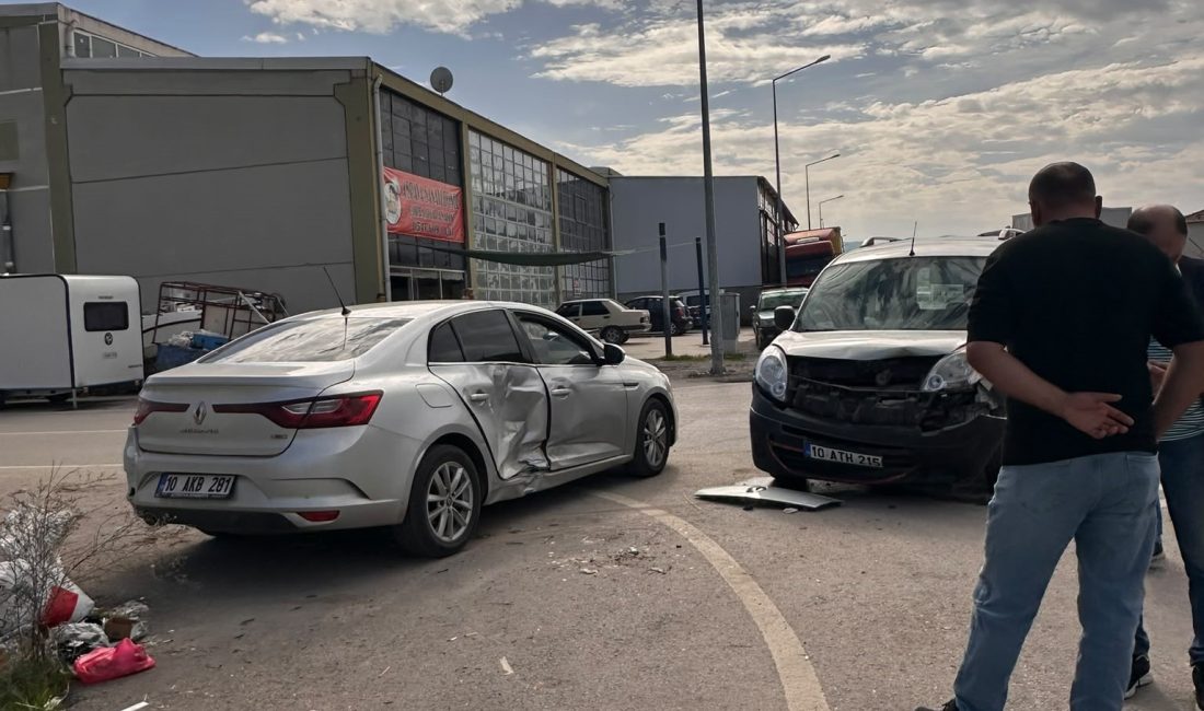 Gönen Sanayi Sitesi’nde trafik kazası kamerada Balıkesir'in Gönen ilçesindeki sanayi sitesinde iki otomobilin karıştığı maddi hasarlı