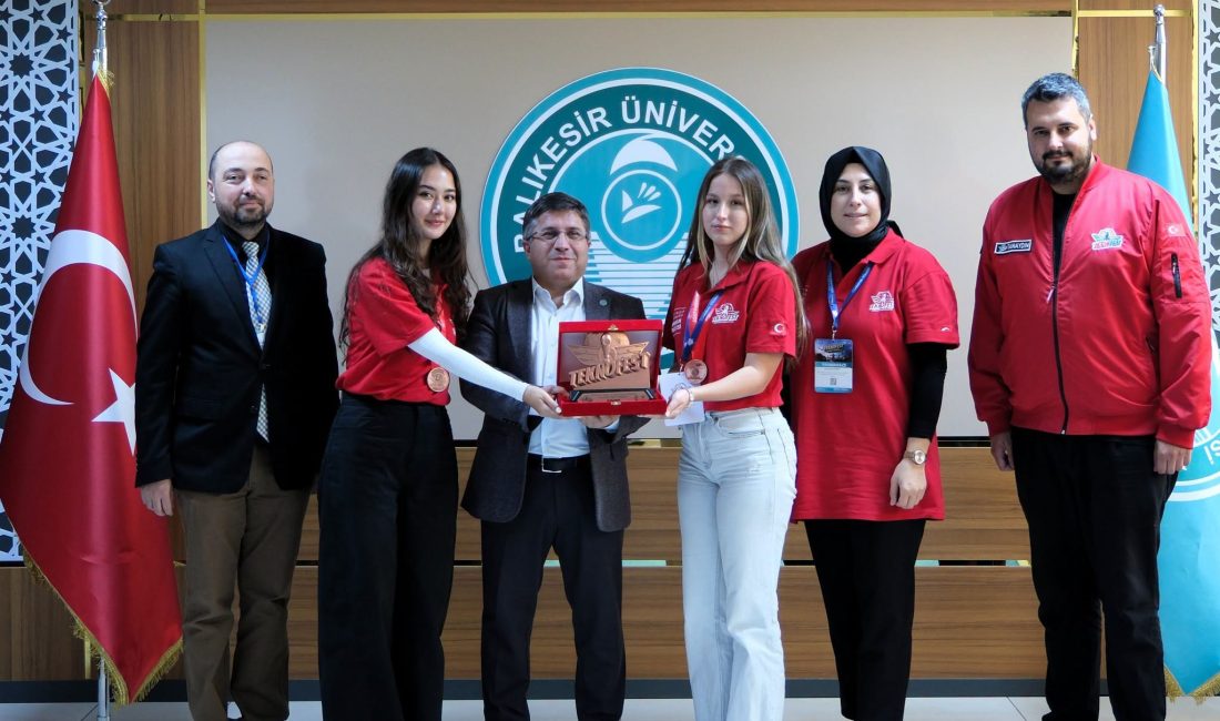 TEKNOFEST’te üçüncülük ödülü getiren projeye Rektör Oğurlu’dan tebrik TEKNOFEST 2026 kapsamında düzenlenen Mimari ve Görsel Tasarım Yarışması-Ana
